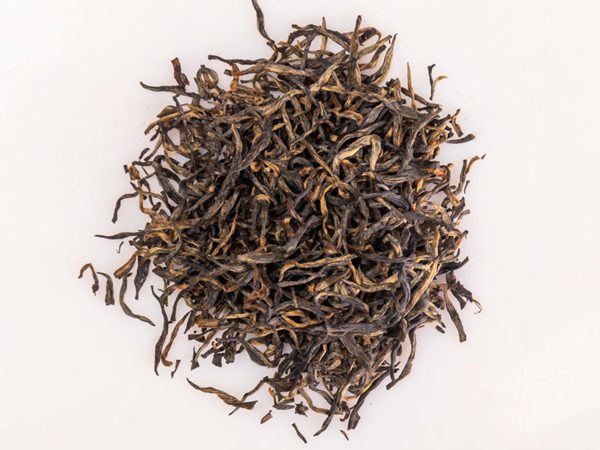 Jin Jun Mei dry black tea leaves.