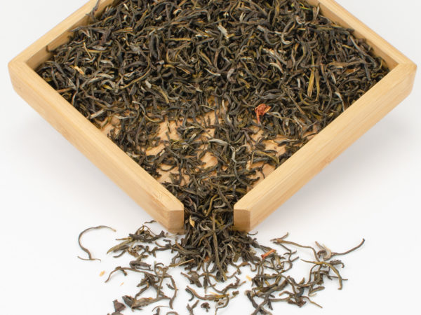 Baiyun Xiangpian (White Cloud Jasmine) scented green tea dry leaves in a wooden display box.